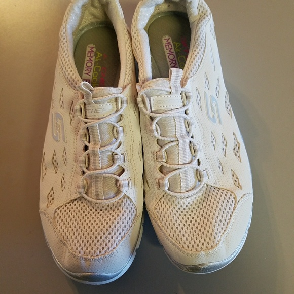 ✔SOLD on Ⓜ✔ Skechers tennis shoes - Picture 6 of 6